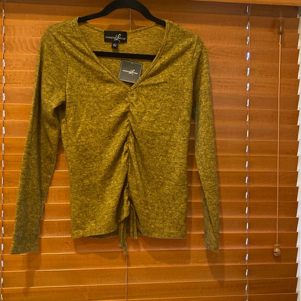 Lexington Avenue v-neck Amber long sleeve T-shirt L (seems more of a youth LG) d